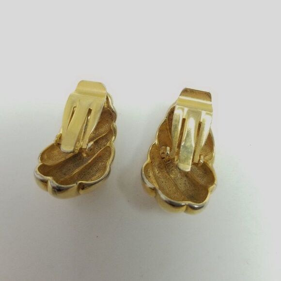 Vintage Shrimp Ribbed Shape Clip On Earrings, Gold Tone, Signed, Retro Estate - Picture 3 of 6
